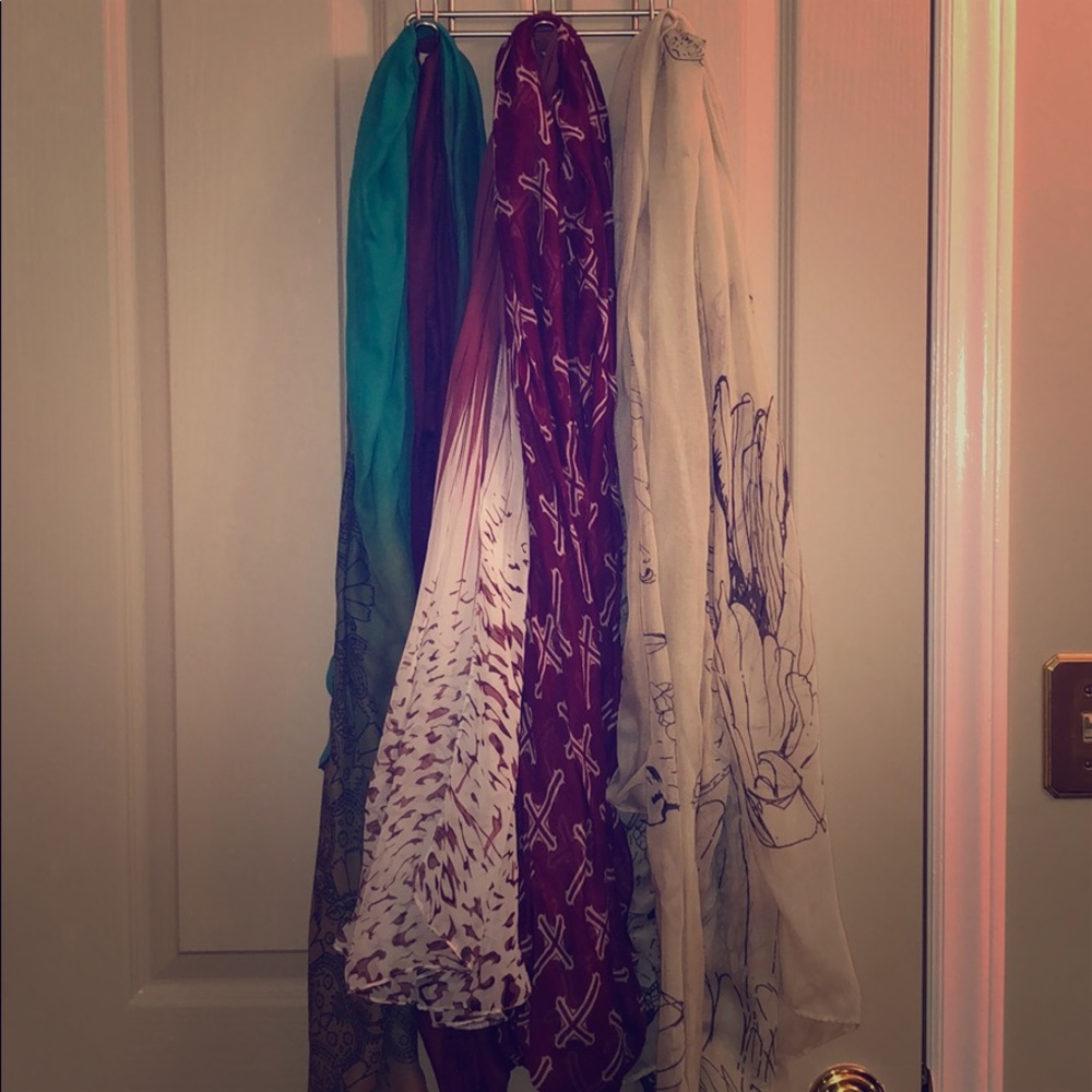 4 scarfs/shawls